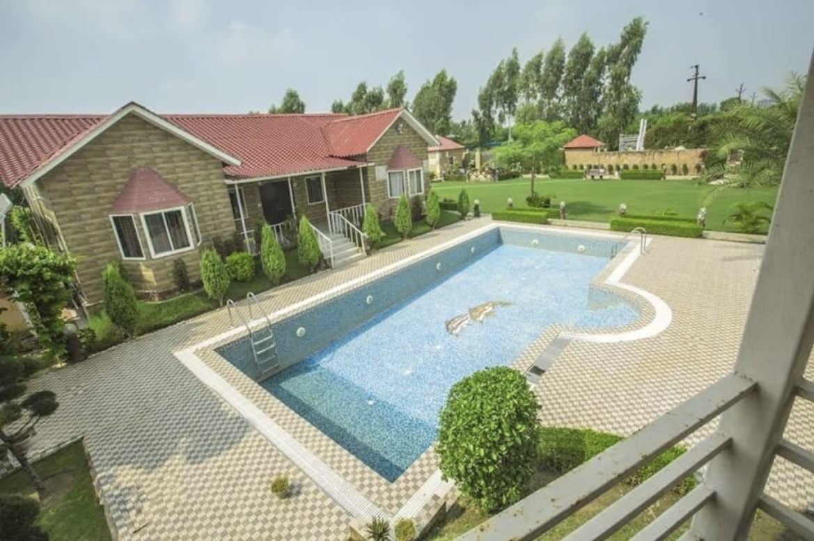 Resale Commercial Shop 200 Sq.Ft. in Noida Golf Course Noida 5441162