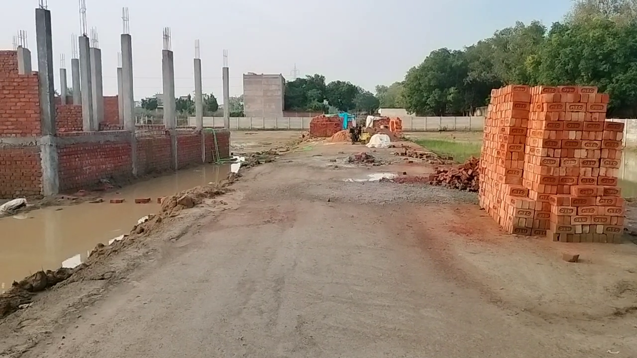 Lucknow Uttar Pradesh on haigwe 200 meter ki duri 
Kalli paschim 
Price 2500 rupees sqft 