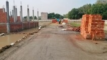Lucknow Uttar Pradesh on haigwe 200 meter ki duri 
Kalli paschim 
Price 2500 rupees sqft 