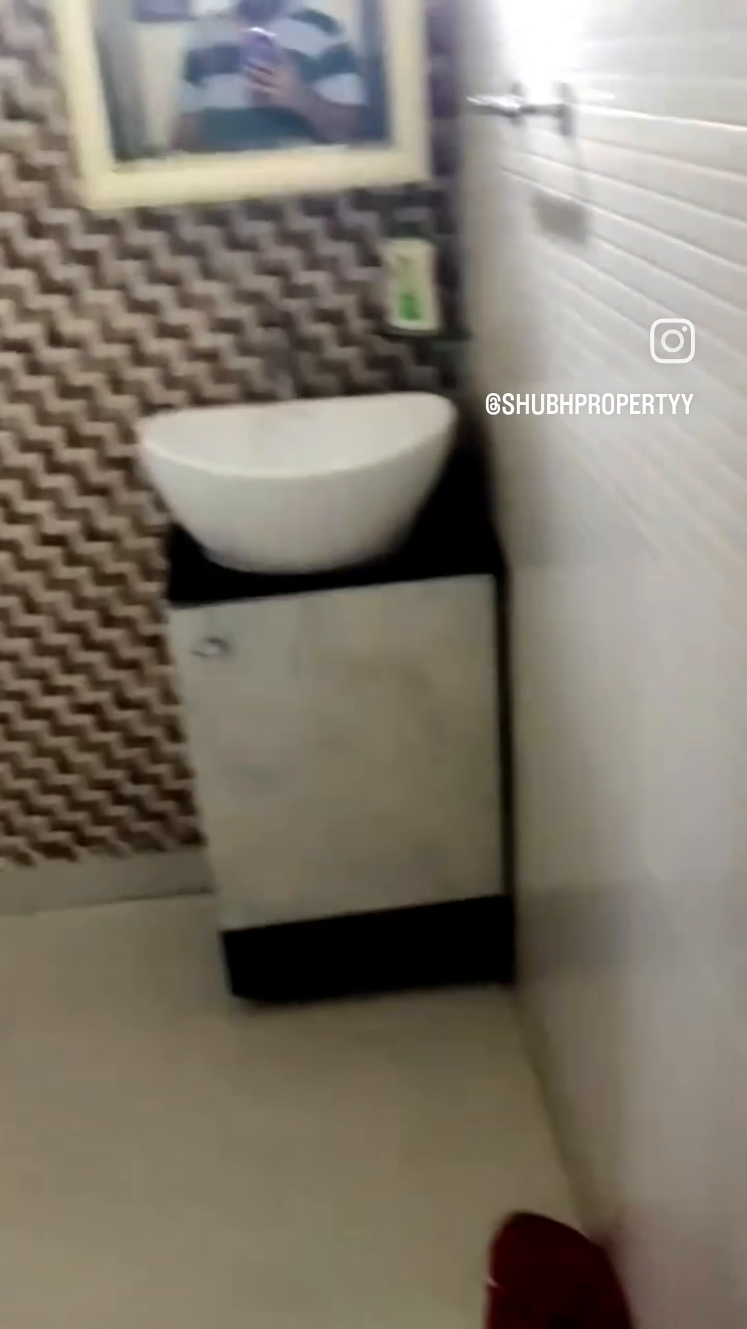 Fully Furnished 2BHK • 1080 sq ft • Prime Location Big Spacious Flat in Tower • Middle floor 