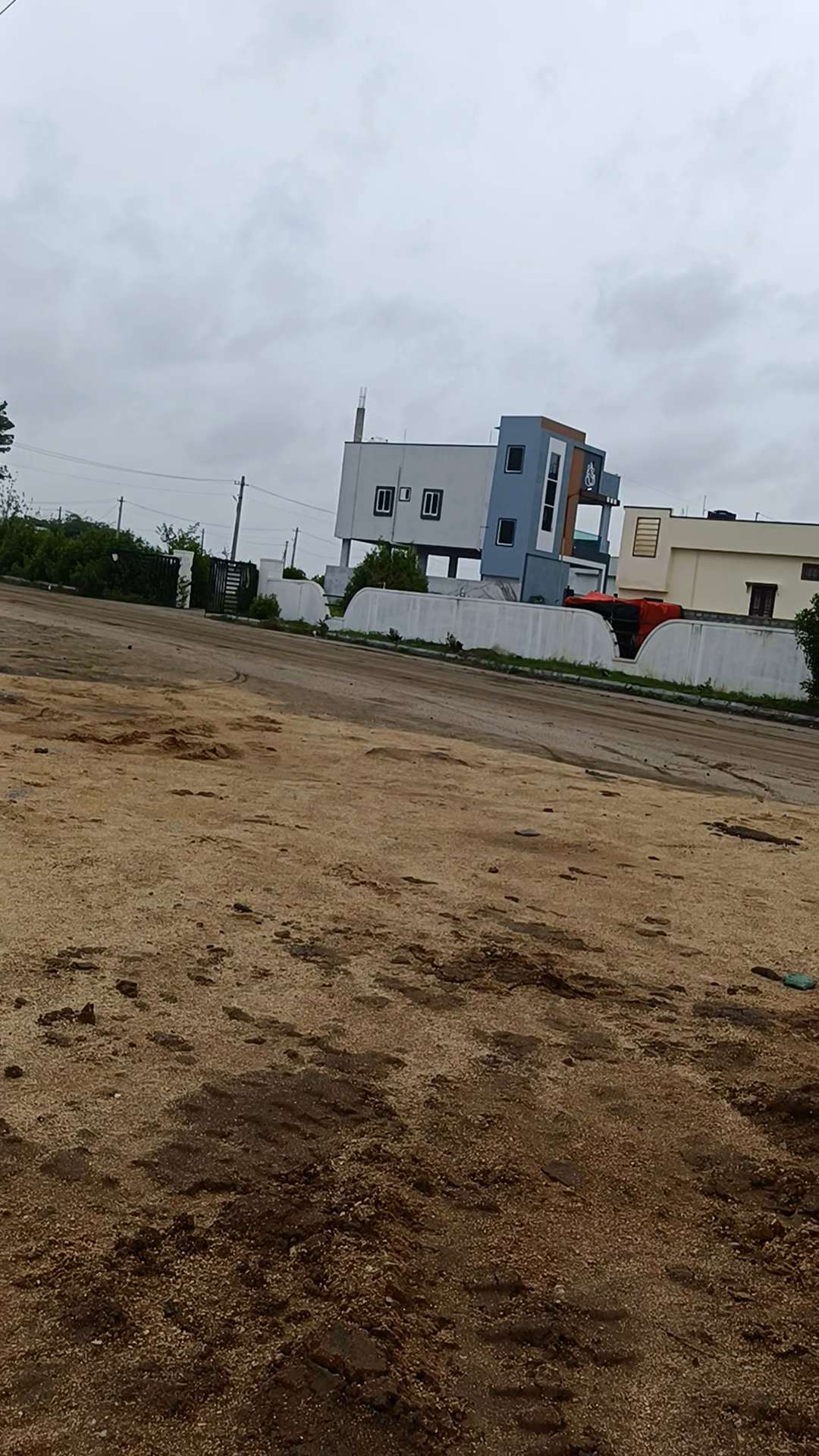 This is 6 acrs 
Open plots 
HMDA project 
RERA approval 
LP number available 
Bank loan available...