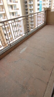2bhk available in ansal highland Park
1366 sqft
8th floor 
Asking price - 1:10cr