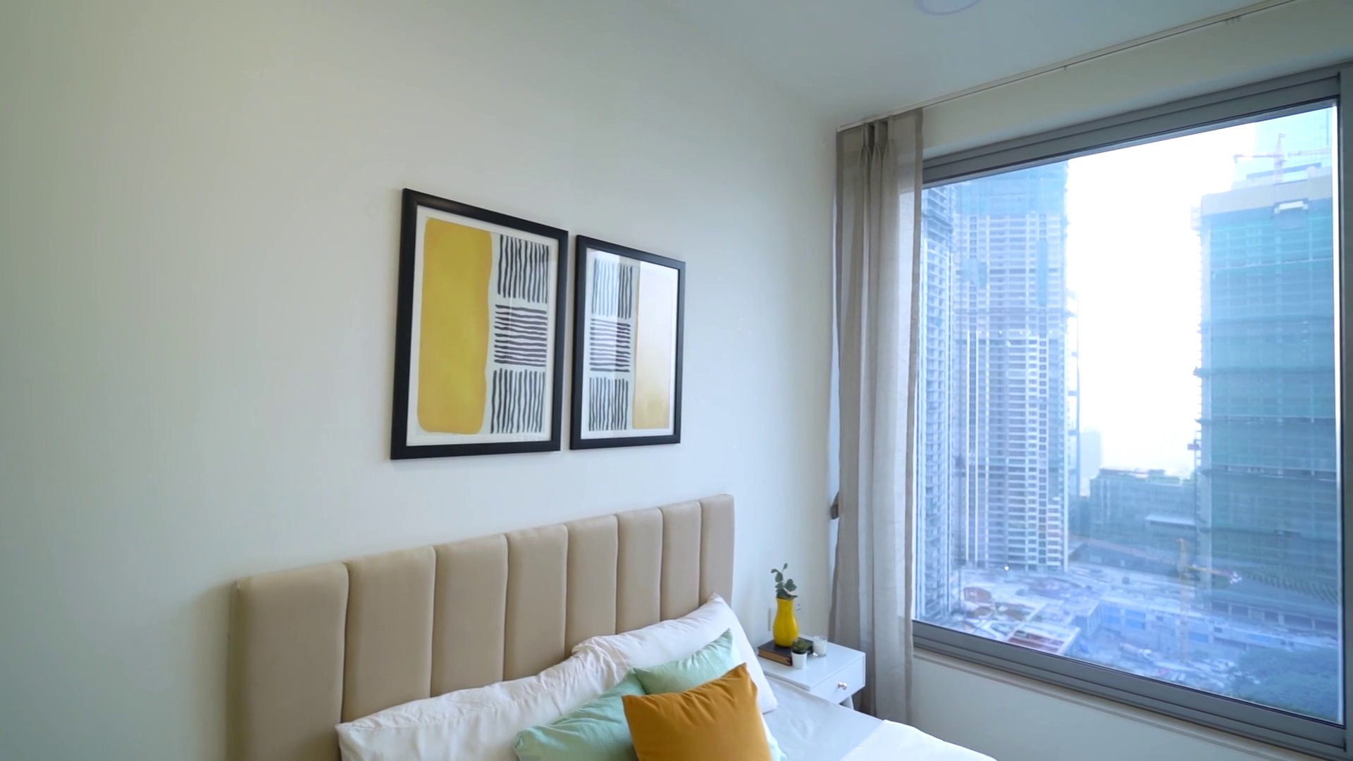 Oberoi Esquire 3BHK for Sale Carpet 1367 @ - 7.25cr
Call- 9819579847
