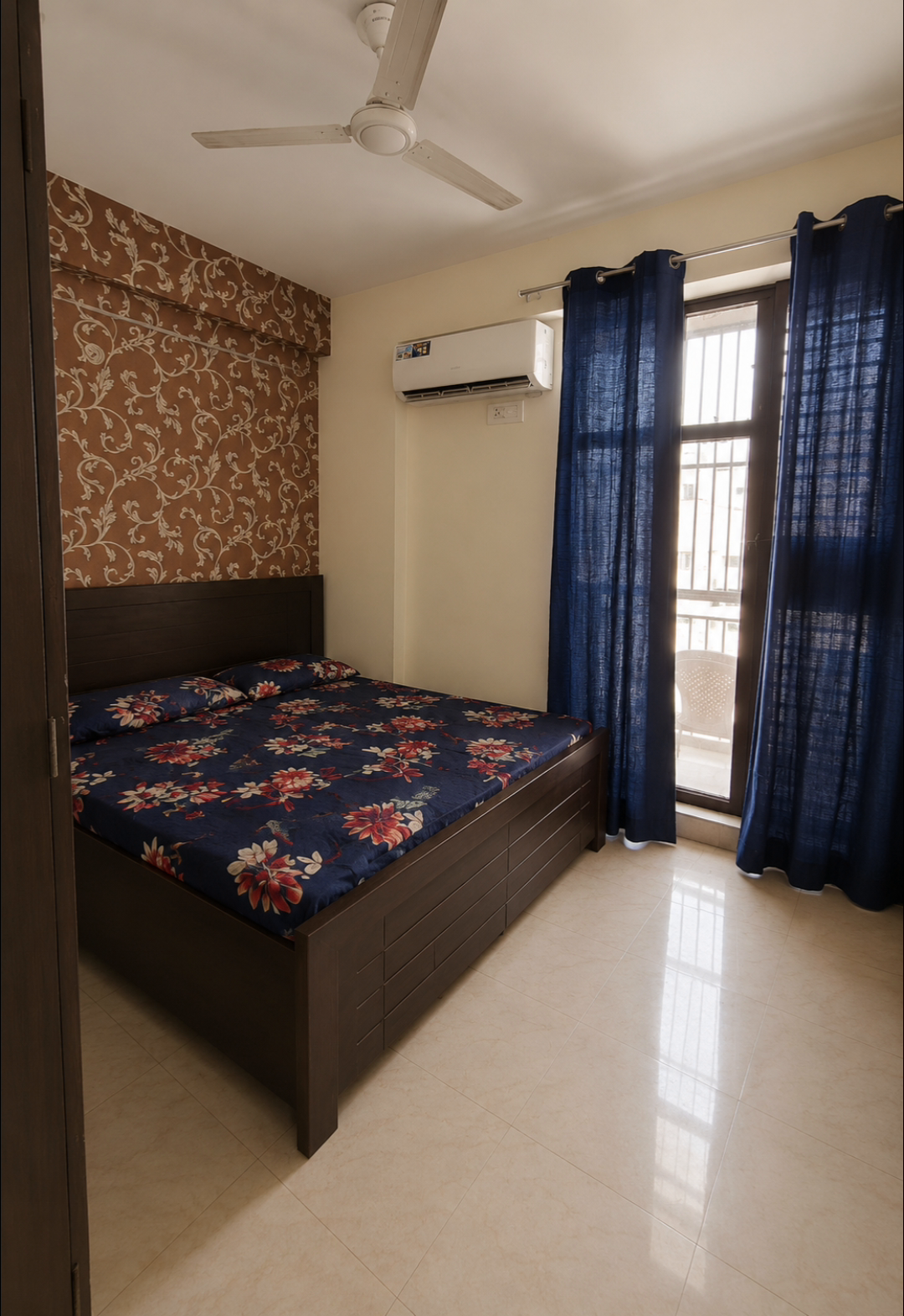 Adore happy home society sec 86 Middle floor 
Semi furnished 
Available for Sale.
Demand - 37.5L