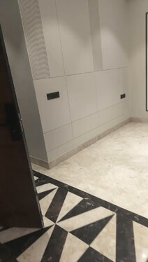 Greater kailash, luxury floor 
South Delhi, with All modern amenities 