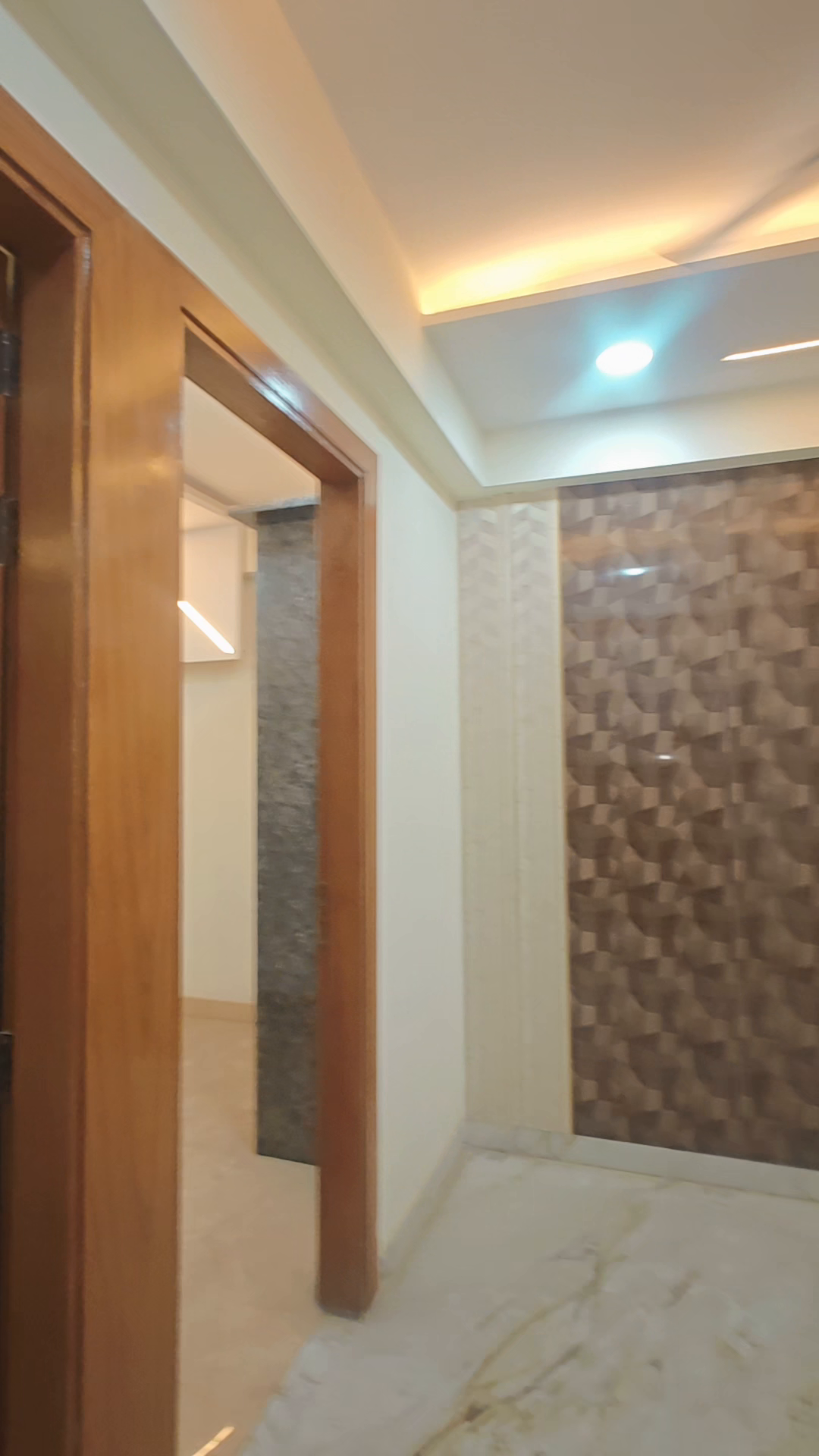 Ready to move 3 BHK Builder. floor Flats in sector 73 Noida near Yadu Public School 
@55 Lakh only