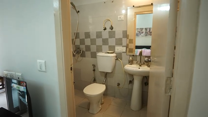 Ready to move in 2bhk apartment in Gaur 14th Avenue 