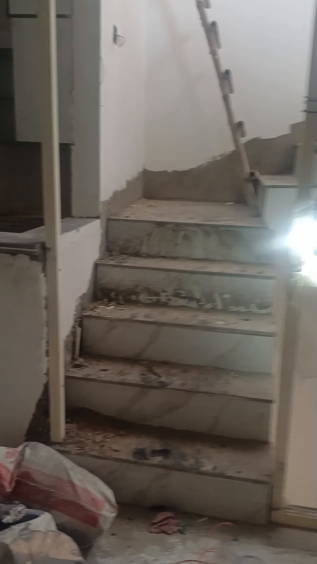 90 gaj , duplex independent house for sale in Govindpuram Ghaziabad 
Demand- 1.20 cr