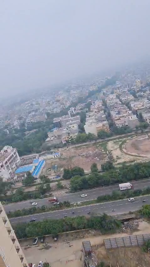 Prateek grand city 
1155 sqft
Demand-110 lakh
18th floor
Mob no -7982817629