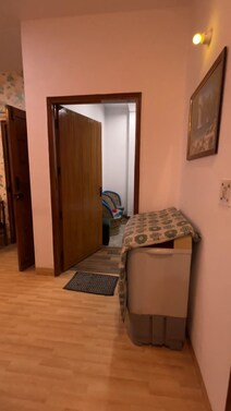 Palam Vihar H block 173 Gaj 1 floor sale available asking 1.35cr prime location 
Gated society