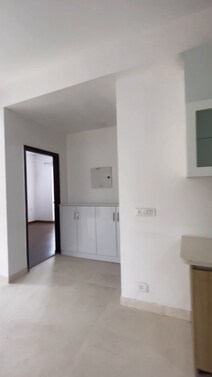 3BHK SEMI FURNISHED DELUXE UNIT 303SQYRD FLAT FOR SALE 