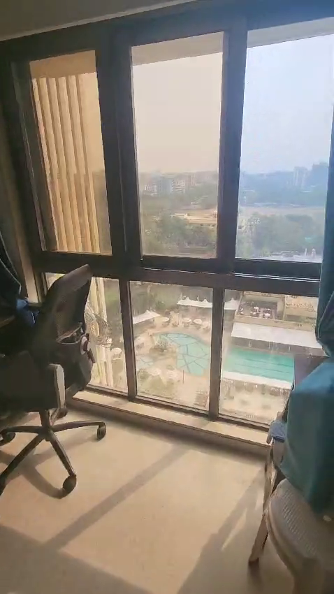 2bhk 585 carpet 
For sale in platinum tower
The building is with amenities 