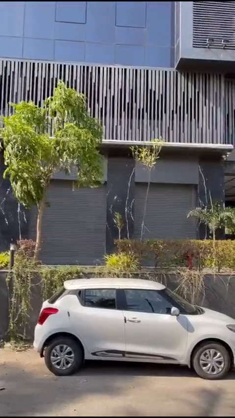 Shop for Rent 🏬
472 carpet + 708 built-up | Attached washroom | Water outlet | Covered parking 