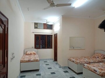 Room in  Pg at South Extension – for Rent