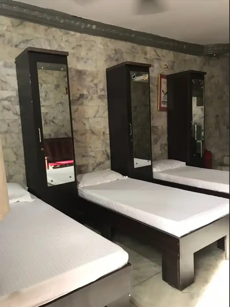 Room, prahlad nagar Pg For Boys & Girls In Prahlad Nagar 7687810