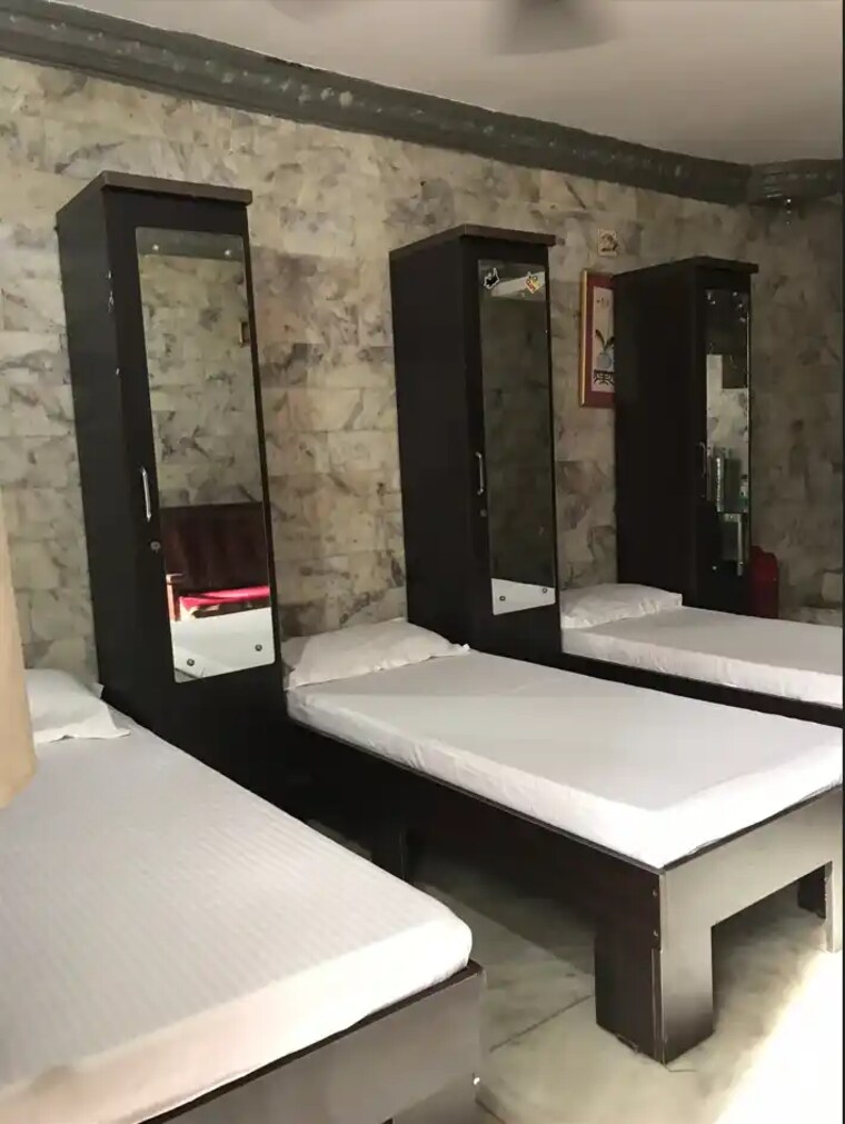 Room, prahlad nagar Pg For Boys & Girls In Prahlad Nagar 7687810