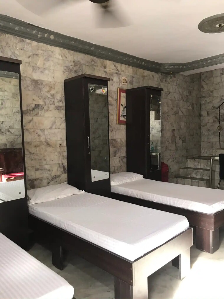 Room, prahlad nagar Pg For Boys & Girls In Prahlad Nagar 7687810