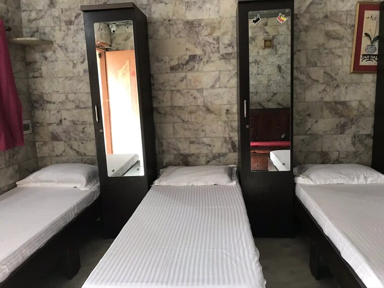 Room, prahlad nagar Pg For Boys & Girls In Prahlad Nagar 7687810