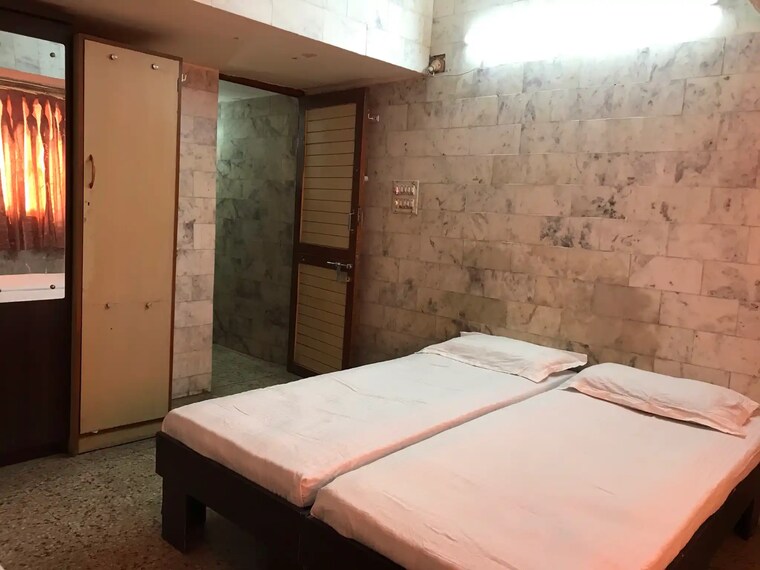 Room, prahlad nagar Pg For Boys & Girls In Prahlad Nagar 7687810