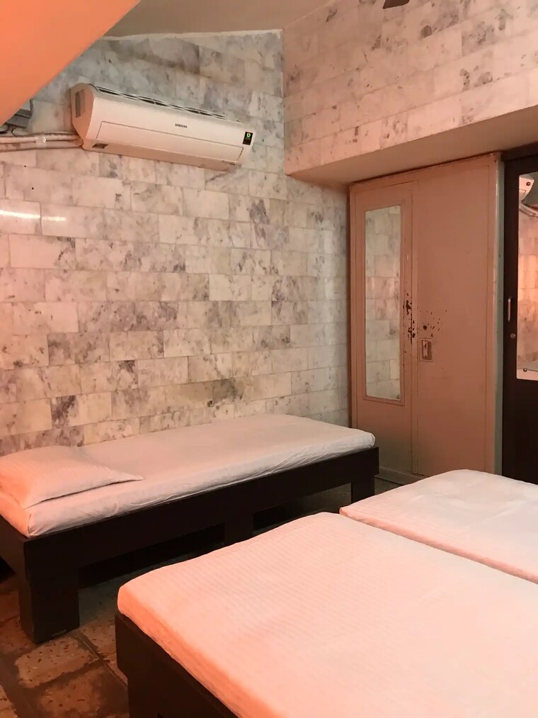 Room, prahlad nagar Pg For Boys & Girls In Prahlad Nagar 7687810