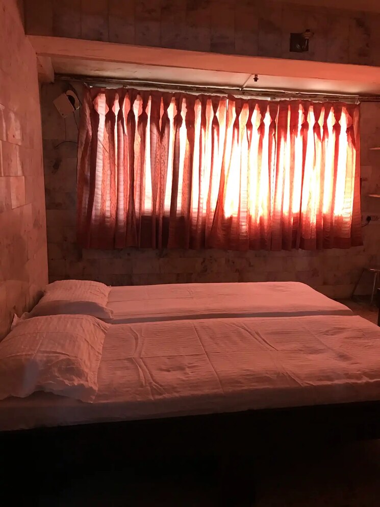 Room, prahlad nagar Pg For Boys & Girls In Prahlad Nagar 7687810