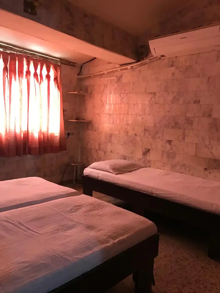 Room, prahlad nagar Pg For Boys & Girls In Prahlad Nagar 7687810