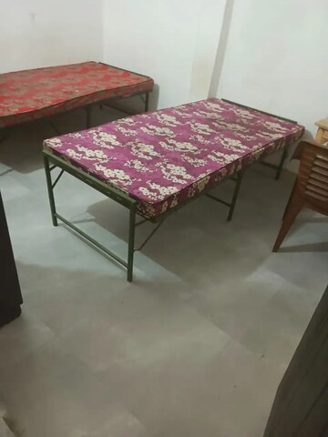 Room in  Pg at Husainganj – for Rent