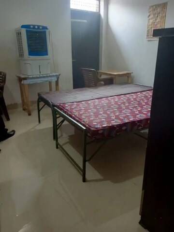 Room in  Pg at Husainganj – for Rent