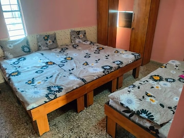 Room in  Pg at Thaltej – for Rent