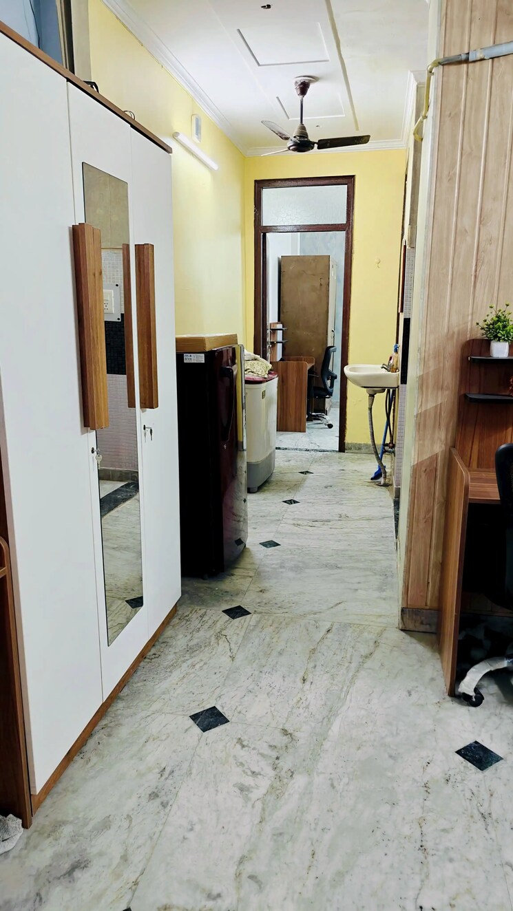 Lobby, malka ganj Pg For Boys & Girls In Malka Ganj 9064371