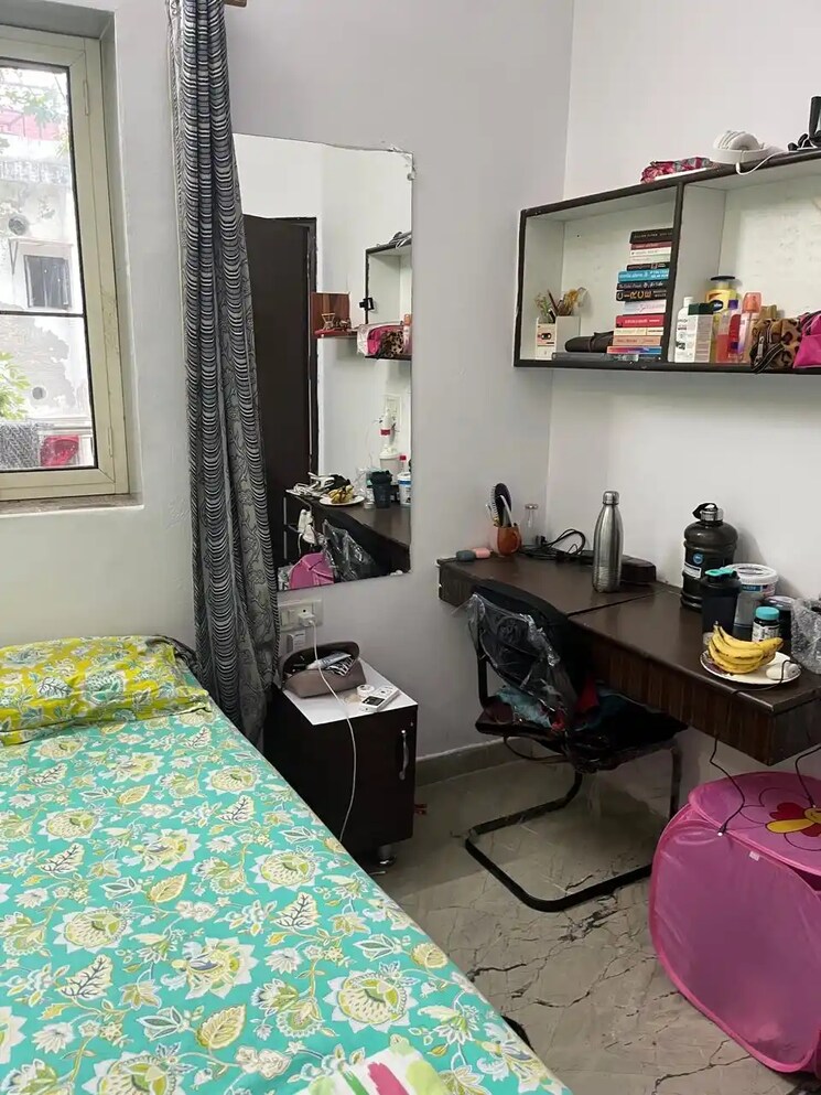 Room, malka ganj Pg For Boys & Girls In Malka Ganj 9077185