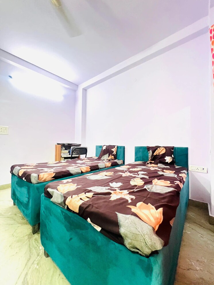Room, kalyan vihar Pg For Boys & Girls In Kalyan Vihar 9077515