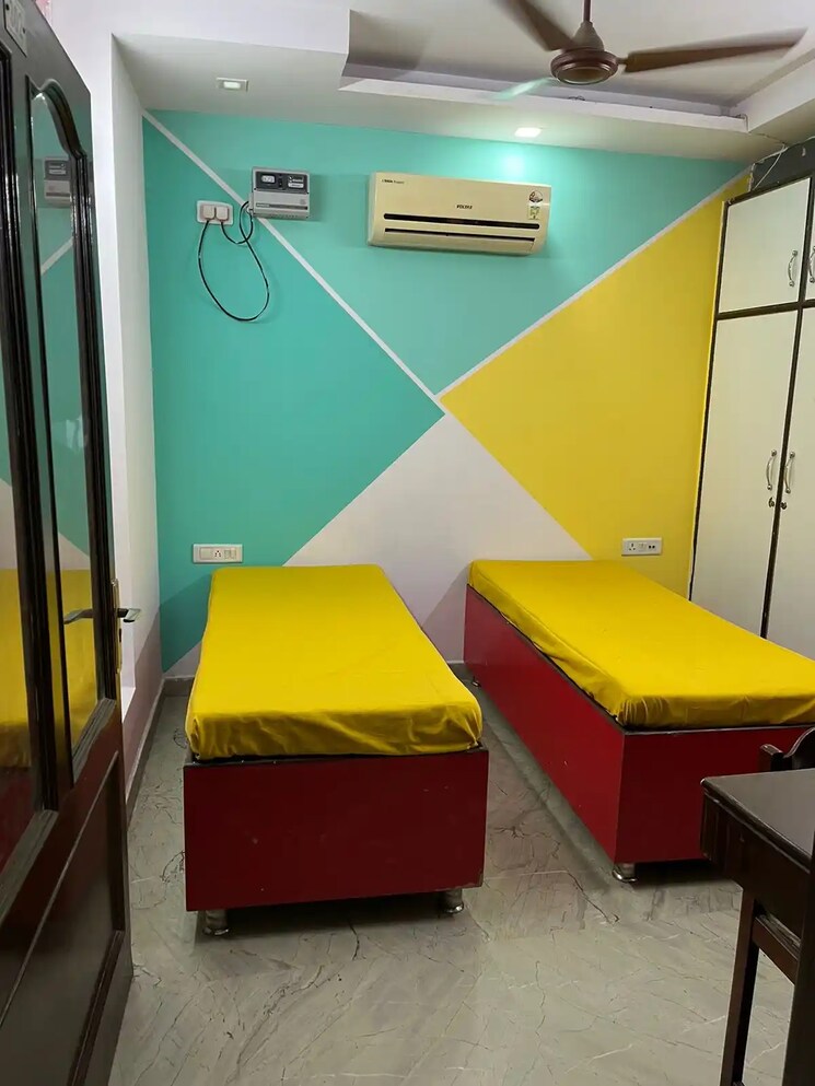 Room, kalyan vihar Pg For Boys & Girls In Kalyan Vihar 9077540