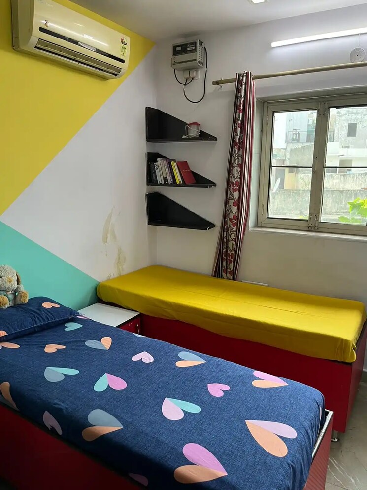 Room, kalyan vihar Pg For Boys & Girls In Kalyan Vihar 9077540