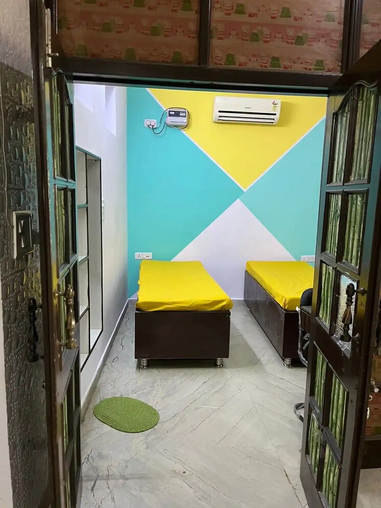 Room, kalyan vihar Pg For Boys & Girls In Kalyan Vihar 9077540