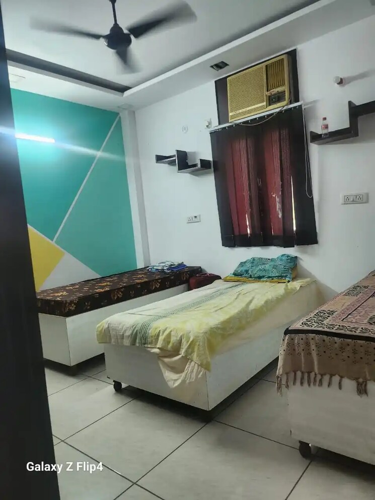 Room, kalyan vihar Pg For Boys & Girls In Kalyan Vihar 9077540