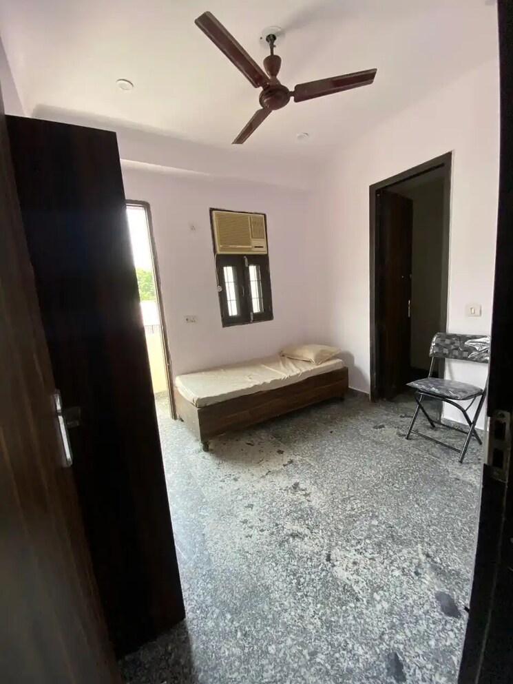 Room, vijay vihar Pg For Boys & Girls In Vijay Vihar 9077589