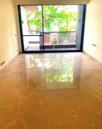 Room in 4 BHK Apartment at Transcon Triumph Tower, Andheri West – for Sale