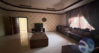 5 BR  Villa For Rent in Muhaisnah