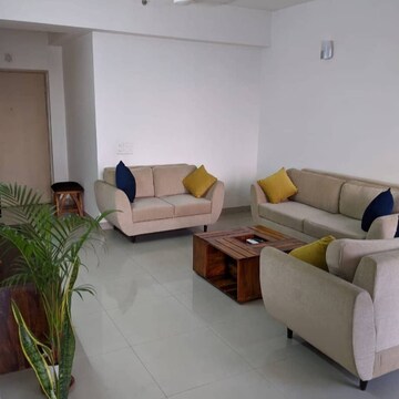 Room in 2 BHK Apartment at Pioneer Park Phase 1, Sector 61 – for Rent