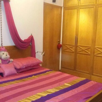 Room in 2 BHK Apartment at Royal Classic Co Op Society, Andheri West – for Rent