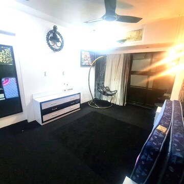 Bedroom in 3 BHK Apartment at Andheri West – for Rent