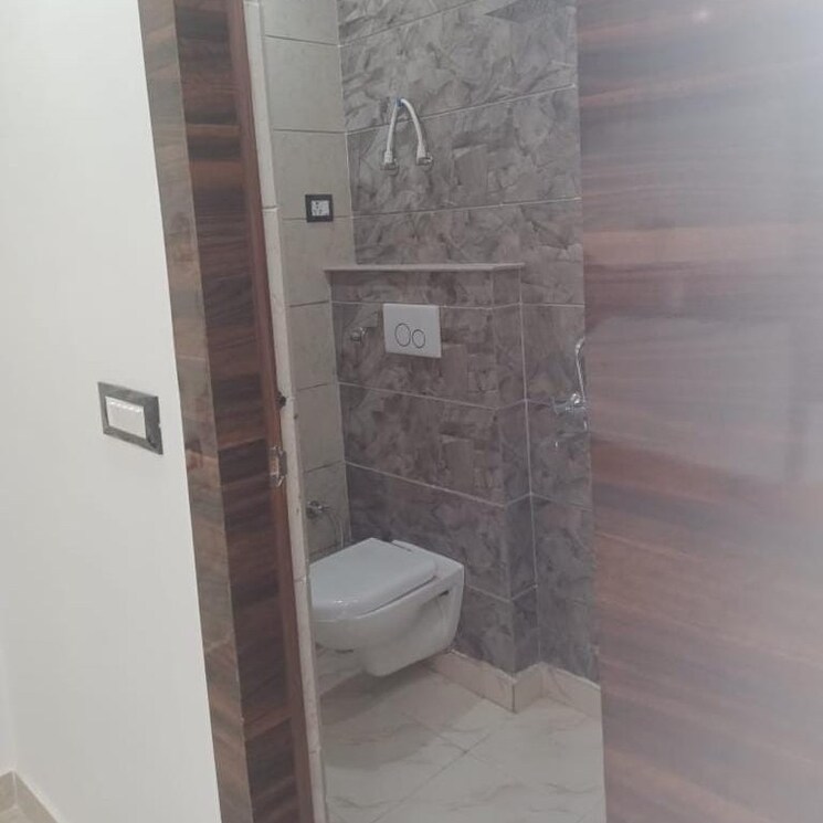 Bathroom, hardev nagar 2.5 Bedroom 80 Sq.Yd. Builder Floor In Hardev Nagar Delhi 2761809