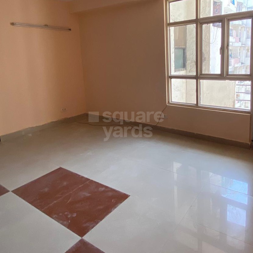 Resale Commercial Shop 367 Sq.Ft. in Supertech Green Village, Bijli