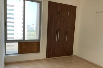 Room in 2 BHK Apartment at Pioneer Park Phase 1, Sector 61 – for Rent