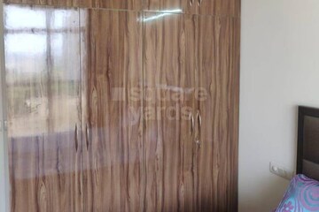 Room in 2 BHK Apartment at Central Park Resorts, Sector 48 – for Rent