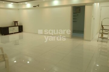 Room in 5 BHK Apartment at Oberoi Realty Springs, Andheri West – for Rent