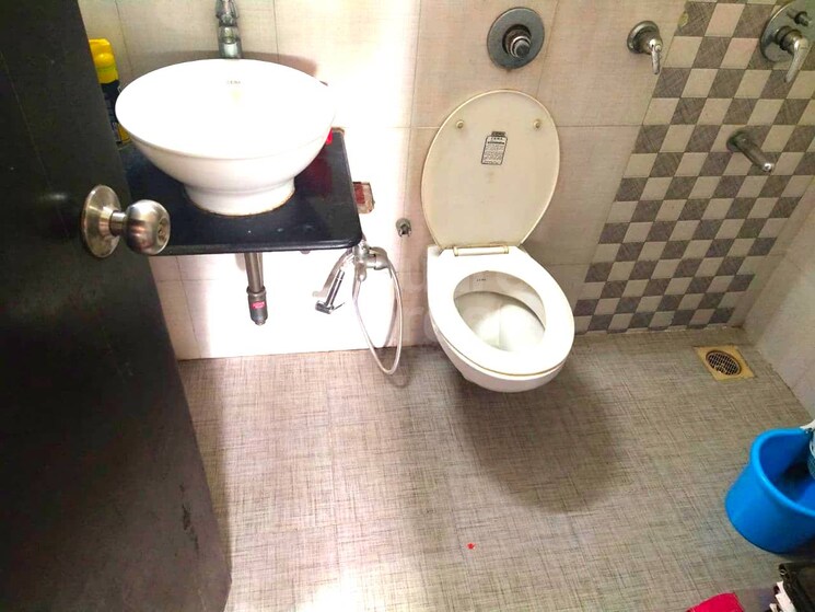 Bathroom, lokhandwala-infrastructure-spring-leaf 1 Bedroom 595 Sq.Ft. Apartment In Kandivali East Mumbai 3534903