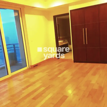 Room in 4 BHK Apartment at Emaar Emerald Floors Premier, Sector 65 – for Rent