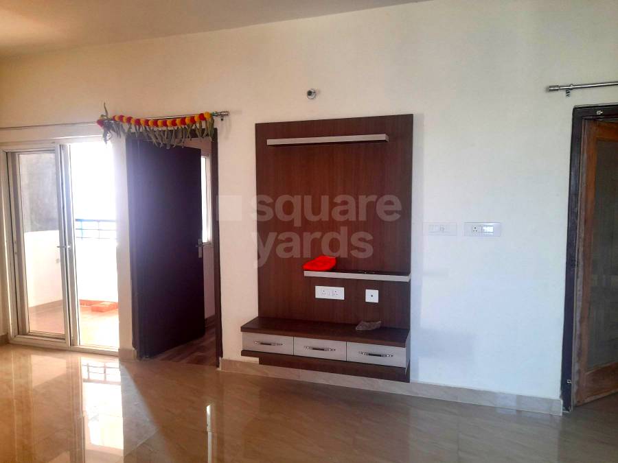Rental 3 Bedroom 1750 Sq.Ft. Apartment in Alaknanda Apartment Gomti